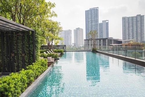 ein großes Schwimmbad mitten in einer Stadt in der Unterkunft luxury condo BTS On Nut 50m.City center free WiFi in Amphoe Phra Khanong