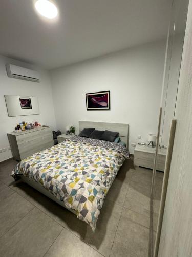 1 dormitorio con 1 cama en una habitación en Private Room in Beatifull Aparment en Birkirkara