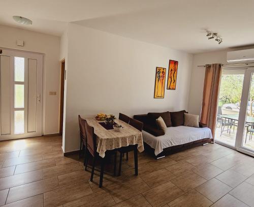 - un salon avec un canapé et une table dans l'établissement Apartment Lili, à Biograd na Moru