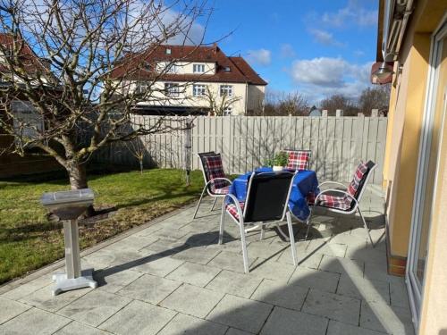 una mesa y sillas en un patio en Kleines Schmuckstück - Ferienwohnung Haus, en Güstrow