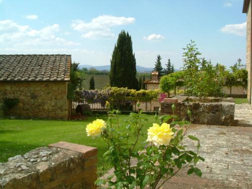 a garden with yellow flowers in a yard at Castel Pietraio WineResort in Monteriggioni