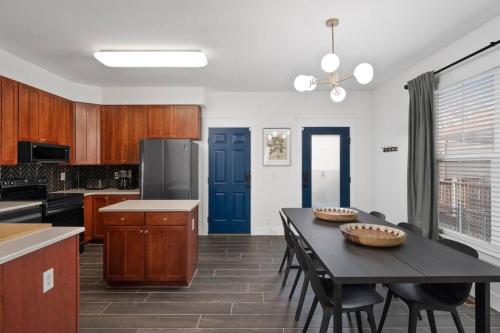 Foto Modern Escape: 5BR/2.5BA Near St. Louis Must-Sees 4
