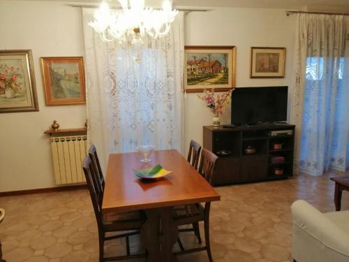 TV a/nebo společenská místnost v ubytování Lily Rose House