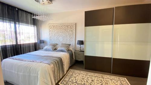 Un pat sau paturi într-o cameră la Atalaya Apartment by Hello Homes Sitges