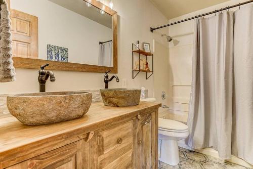 y baño con lavabo y aseo. en Monarch Landing, A Cozy Cabin w/360 Mountain Views en Cripple Creek
