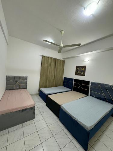 um quarto com duas camas e um tecto em CareforU Hostel Al mankhool Burjman metro em Ghantoot