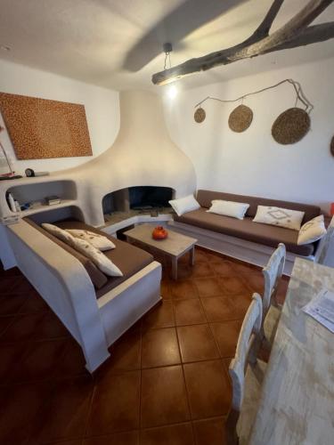 een woonkamer met een bank en een tafel bij ED REXII ático in Es Pujols