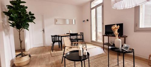 un salon avec une table et des chaises dans l'établissement Nice apartment with balcony in the center, à Avignon