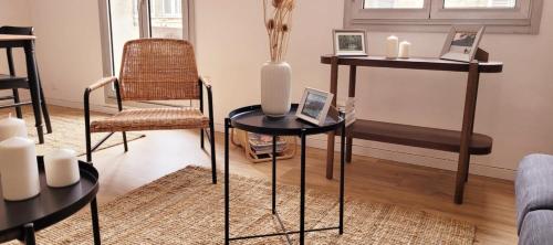 - un salon avec deux tables et deux chaises dans l'établissement Nice apartment with balcony in the center, à Avignon