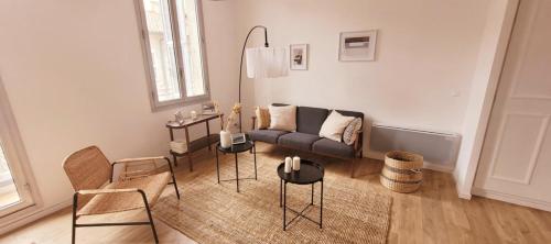 un salon avec un canapé et une table dans l'établissement Nice apartment with balcony in the center, à Avignon