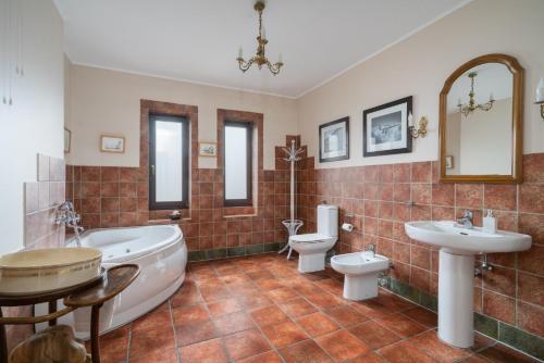 een badkamer met een bad, een toilet en een wastafel bij Willa Polanica in Augustów