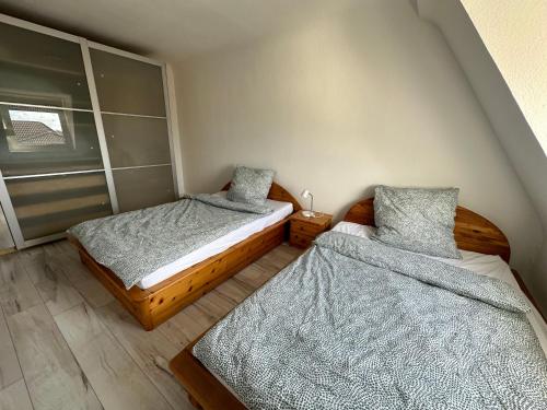 a bedroom with two beds and a window at Komplette 3 Zimmer Wohnung Heidelberg in Leimen