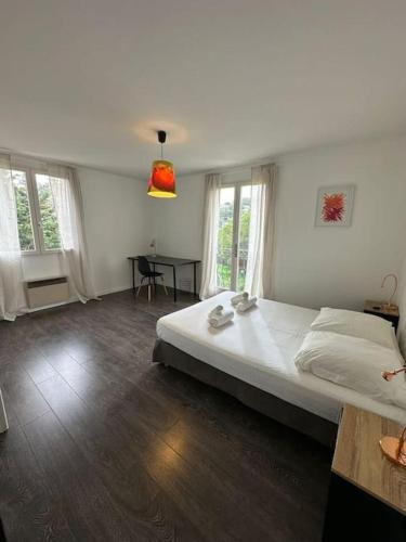 une chambre avec un grand lit et une table dans l'établissement Villa Constance 3 Antibes - Spacieux logement en dernier étage, à Antibes
