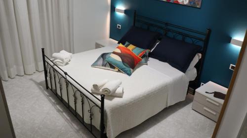 um quarto com uma cama grande e paredes azuis em Cavour Holidays em Cefalù
