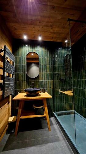 une salle de bain avec un lavabo et une douche en verre dans l'établissement Auron, Centre, Location de Ski Gratuite, Les 3 Lys, à Saint-Étienne-de-Tinée