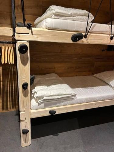 - 2 lits superposés en bois dans une chambre dans l'établissement Auron, Centre, Location de Ski Gratuite, Les 3 Lys, à Saint-Étienne-de-Tinée