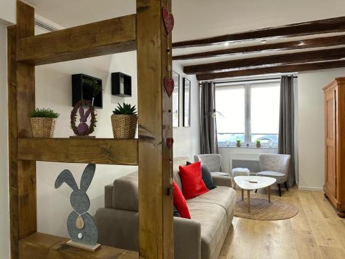 ein Wohnzimmer mit einem Sofa und einem Tisch in der Unterkunft Bienvenue au Cœur d’Alsace-centre Obernai -4 pers in Obernai