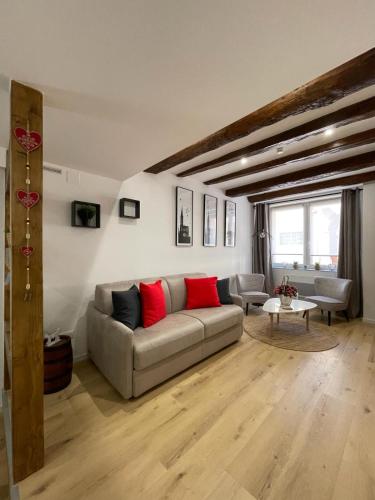 un salon avec un canapé et une table dans l'établissement Bienvenue au Cœur d Alsace-centre Obernai -3 étoiles -, à Obernai