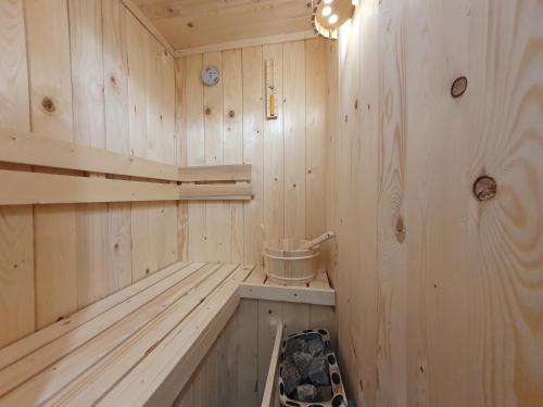 a wooden sauna with a bucket in it at Casa Svea in Avola