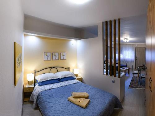 een slaapkamer met een groot bed en 2 handdoeken bij andromachis house 1 in Volos