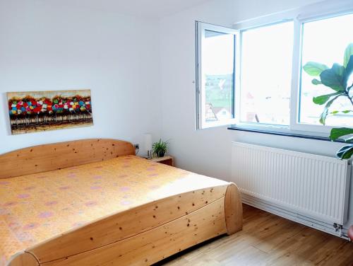 um quarto com uma cama de madeira e uma janela em Ferien im Brombachtal em Brombachtal