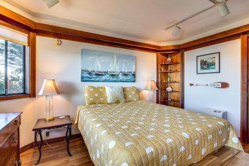 Schlafzimmer mit einem Bett, einem Schreibtisch und einem Fenster in der Unterkunft Enchanting Coos Bay Sanctuary with Lush Views! in Coos Bay