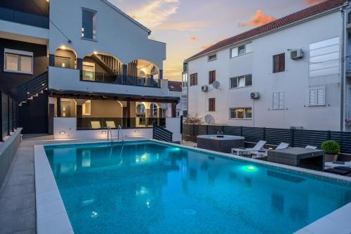 uma piscina em frente a um edifício em Villa Diamond em Trogir