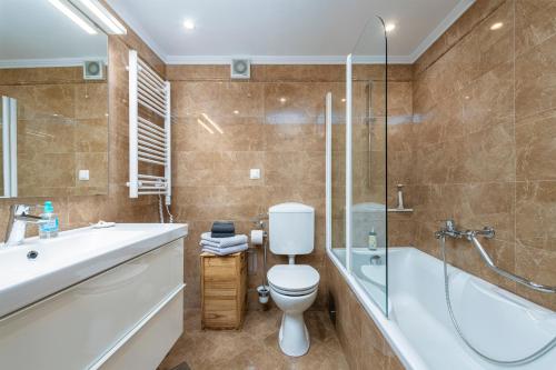 ein Badezimmer mit einem WC, einer Badewanne und einem Waschbecken in der Unterkunft Apartment Pantofule in Dubrovnik
