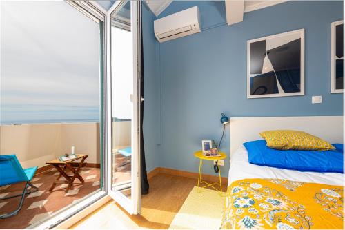 ドゥブロヴニクにあるApartment Pantofuleの青い壁のベッドルーム1室、ベッド1台、バルコニーが備わります。