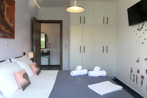 een slaapkamer met een bed met twee handdoeken erop bij Tolis home kanali in Kanali
