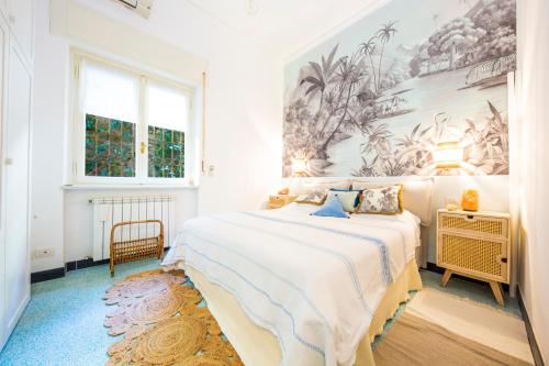 ein weißes Schlafzimmer mit einem großen Bett und einem Fenster in der Unterkunft La Casetta al Mare by PortofinoVacanze in Rapallo