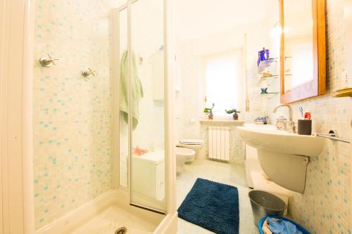 een badkamer met een douche, een wastafel en een toilet bij La Casetta al Mare by PortofinoVacanze in Rapallo