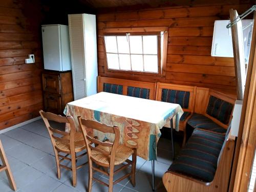 eine Küche mit einem Tisch und Stühlen in einer Hütte in der Unterkunft Studio with private pool jacuzzi and enclosed garden at Virton in Virton