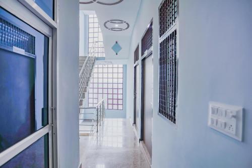 un pasillo de un edificio con escaleras y ventanas en SPOT ON Tomer Crown Palace, 