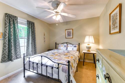 um quarto com uma cama e uma ventoinha de tecto em Abbeville Cottage with Grill Steps to Lake Eufaula! em Abbeville