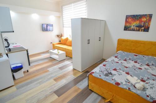 sypialnia z łóżkiem i kanapą w pokoju w obiekcie Central Vista Apartments Sarajevo w Sarajewie