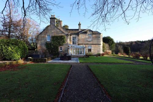 an old stone house with a greenhouse in the yard at Edenfield House, Springfield, Fife in Cupar