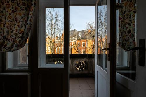 an open door with a view of a building at Trzy Kafki Private Rooms in Kraków