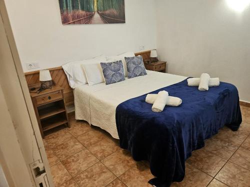 een slaapkamer met een bed met handdoeken erop bij Cala Ferrera HOME&ME in Felanitx