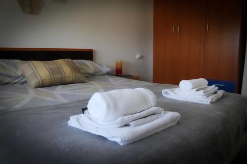 dwa ręczniki na łóżku w obiekcie Kuća za odmor Ante w mieście Ilok