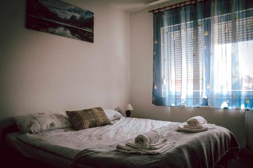 sypialnia z łóżkiem z ręcznikami w obiekcie Kuća za odmor Ante w mieście Ilok