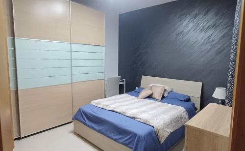 1 dormitorio con 1 cama y armario grande en Modern Private Rooms in an apartment, en St Paul's Bay