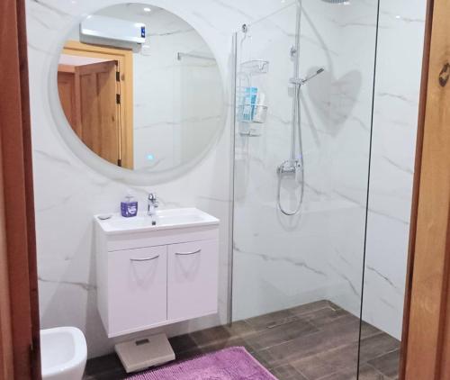y baño con lavabo y ducha con espejo. en Modern Private Rooms in an apartment, en St Paul's Bay