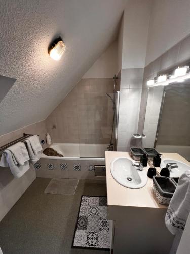 Koupelna v ubytování Port LaF Duplex à 2 pas du Port de Plaisance