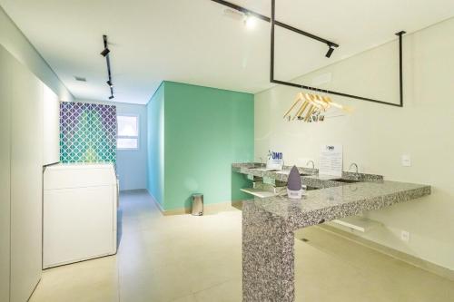 cocina con encimera y nevera en Santorini Studio no Brás com Piscina/Metrô Brás, en São Paulo