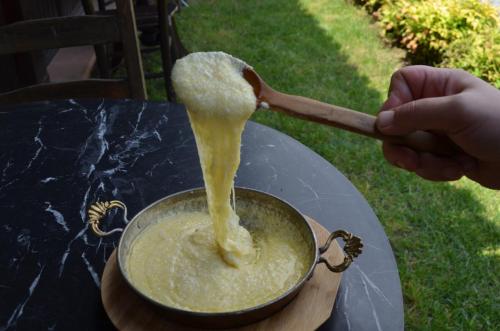 eine Person rührt mit einem Holzlöffel in einer Pfanne in der Unterkunft Serbesler Botanik, No 1 Comfortable Villa in Sakarya