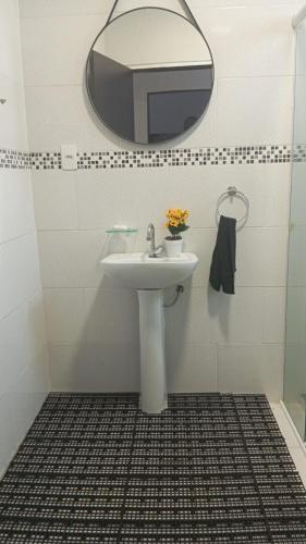 uma casa de banho com um lavatório e um espelho em SP HOSTEL em São Paulo