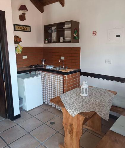 eine Küche mit einem Tisch und einem Waschbecken in der Unterkunft Cabañas Hessen - Colonia Tovar para 2 personas in El Tigre
