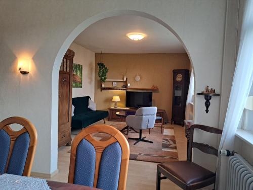 una sala de estar con un arco que conduce a una sala de estar en Haus mit Ausblick 3 Schlafzimmer, en Wilkau-Haßlau