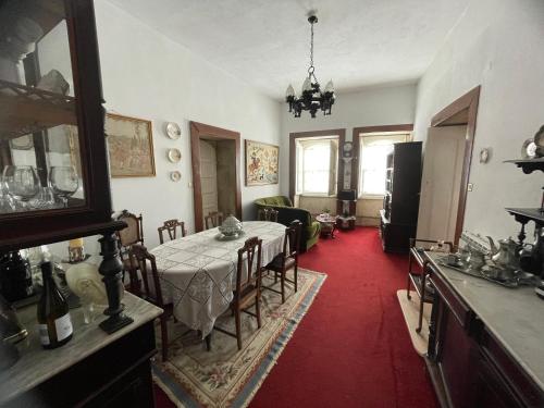 - une salle à manger avec une table et des chaises dans l'établissement Casa do Adro - Solar Corte Real - Turismo de Habitação, 